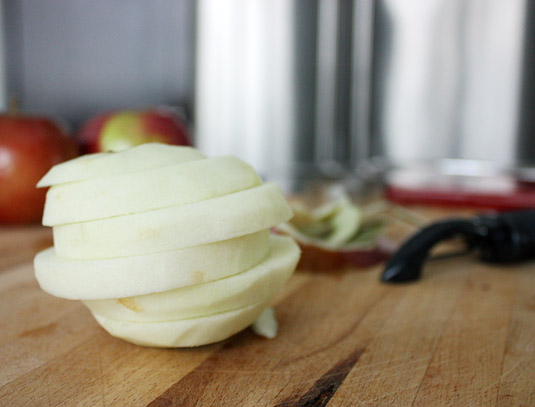 Peel the apples, then cut each apple into 4 thick slices.