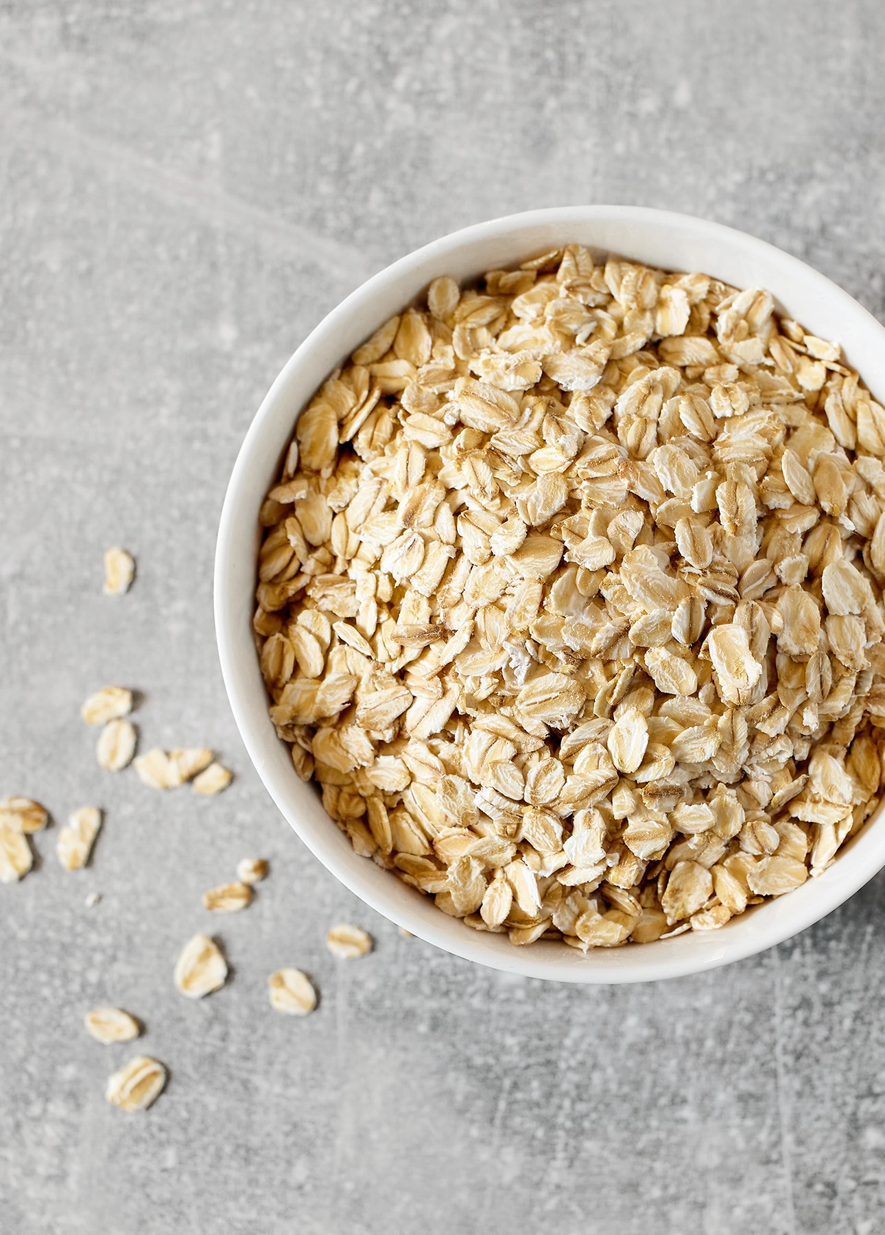 Rolled oats, an essential ingredient to make overnight oats // FoodNouveau.com