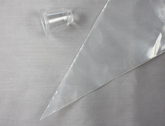 Disposable pastry bag and pastry tip to make macarons