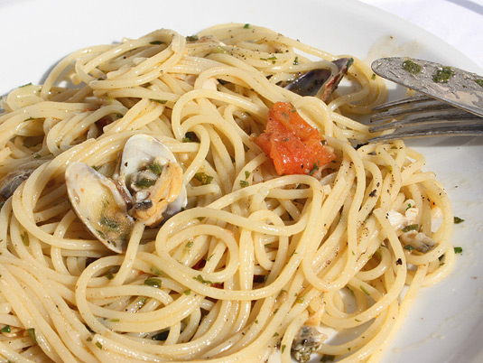 Spaghetti alle vongole, a superb Italian pasta dish in all its simple glory