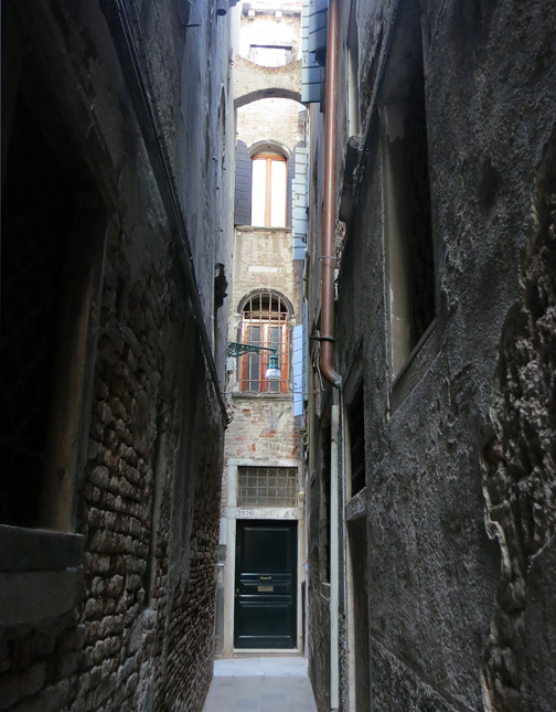 One reason to go to Venice: To get lost in the maze of narrow streets and alleys. / FoodNouveau.com