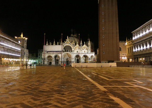 One reason to go to Venice: To walk through St. Mark's Place past midnight. / FoodNouveau.com