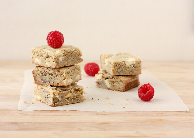 Whiskey, Pecan and White Chocolate Blondies // FoodNouveau.com