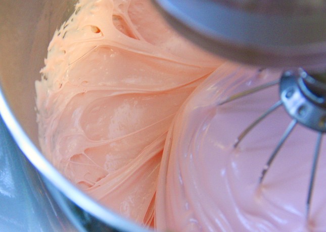Bubblegum-like strands on the surface of marshmallow mixture // FoodNouveau.com