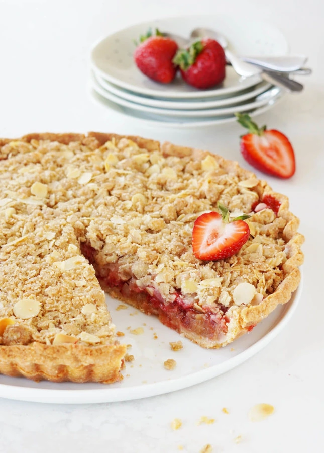 Strawberry Rhubarb Crumble Pie // FoodNouveau.com