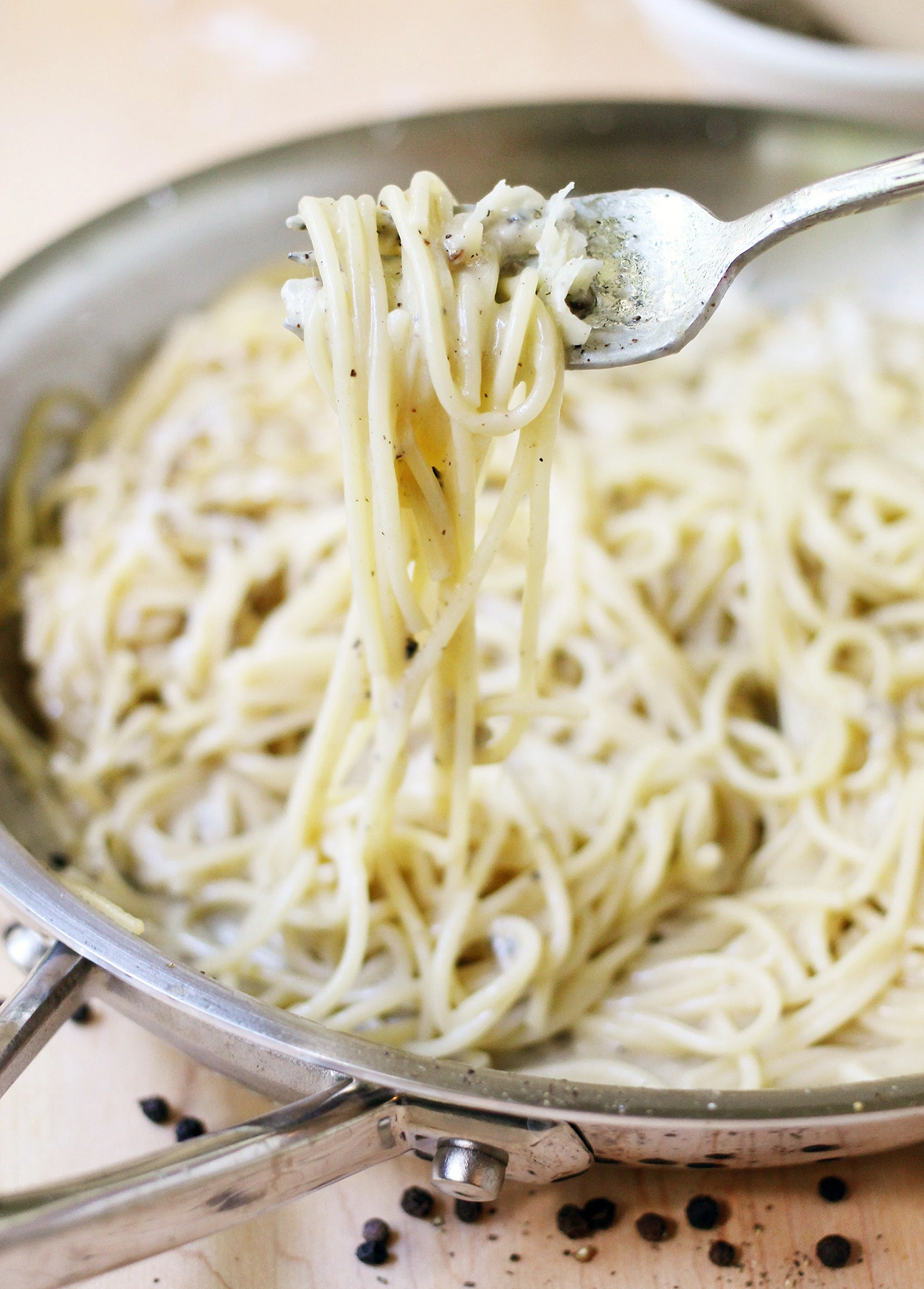 One-Pot Cacio e Pepe Pasta by Food Nouveau // 21 Easy Authentic Italian Pasta Dishes for Weeknight Dinners