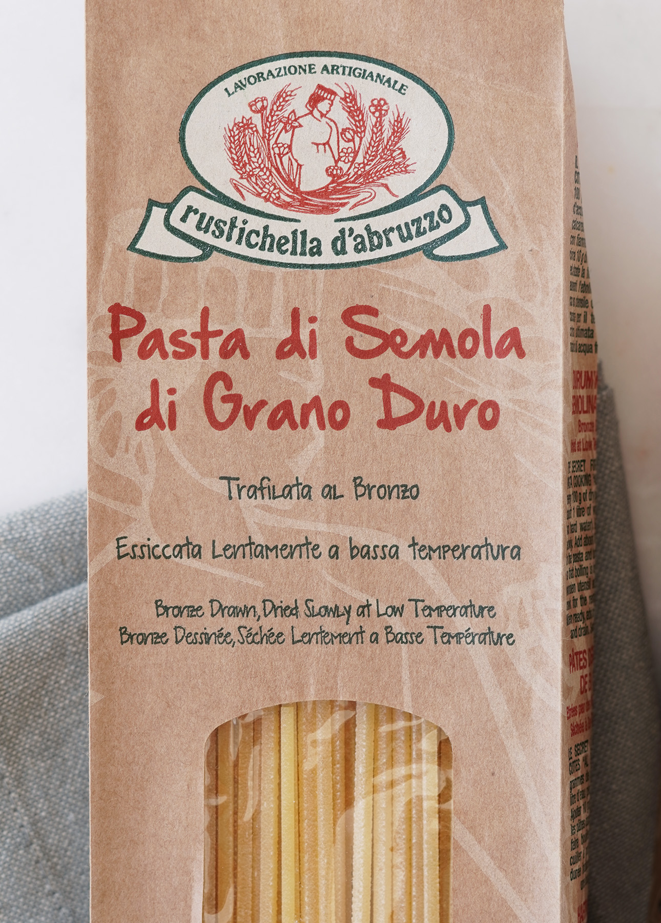 Bronze-cut and slow-dried artisanal pasta produce the best Cacio e Pepe // FoodNouveau.com