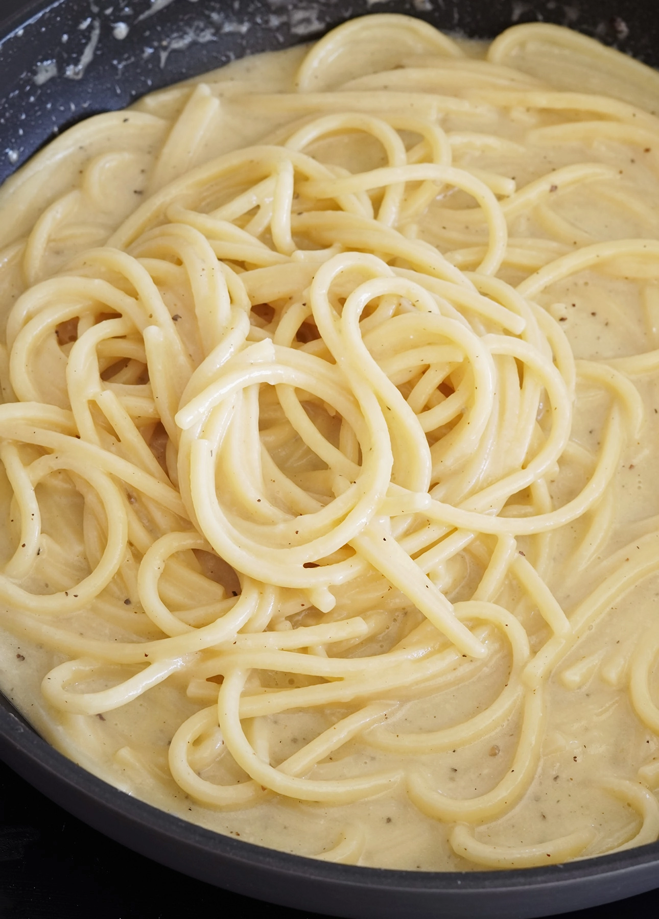 Perfectly creamy and smooth Cacio e Pepe pasta // FoodNouveau.com