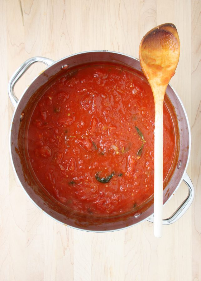 Universal Big Batch Tomato Sauce // FoodNouveau.com