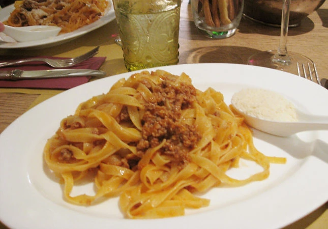 Authentic Ragù Bolognese in Modena, Italy / How to Make an Authentic Bolognese Sauce / FoodNouveau.com