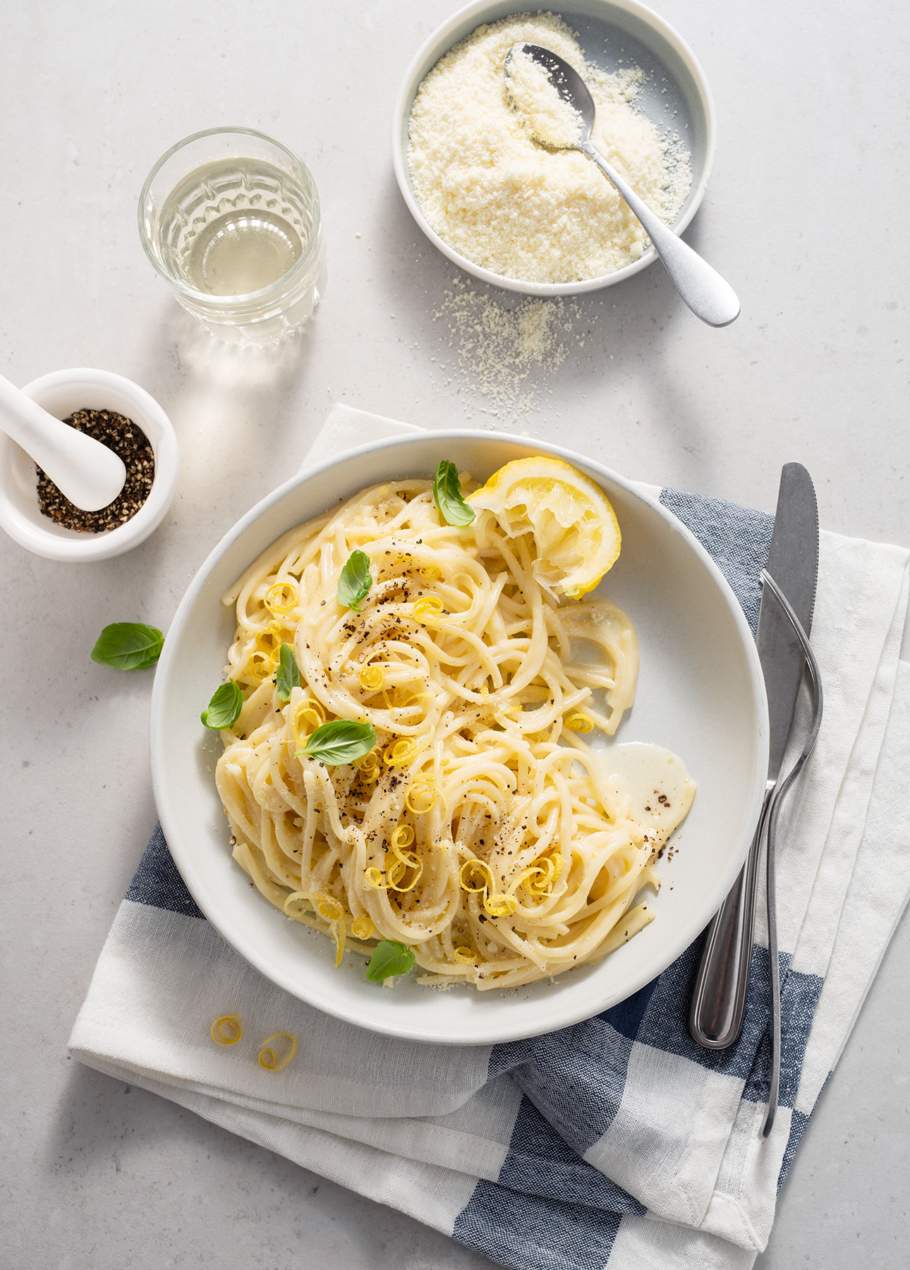 Spaghetti al Limone (Creamy Lemon Spaghetti) // 30 Zesty & Bright Savory Lemon Recipes // FoodNouveau.com