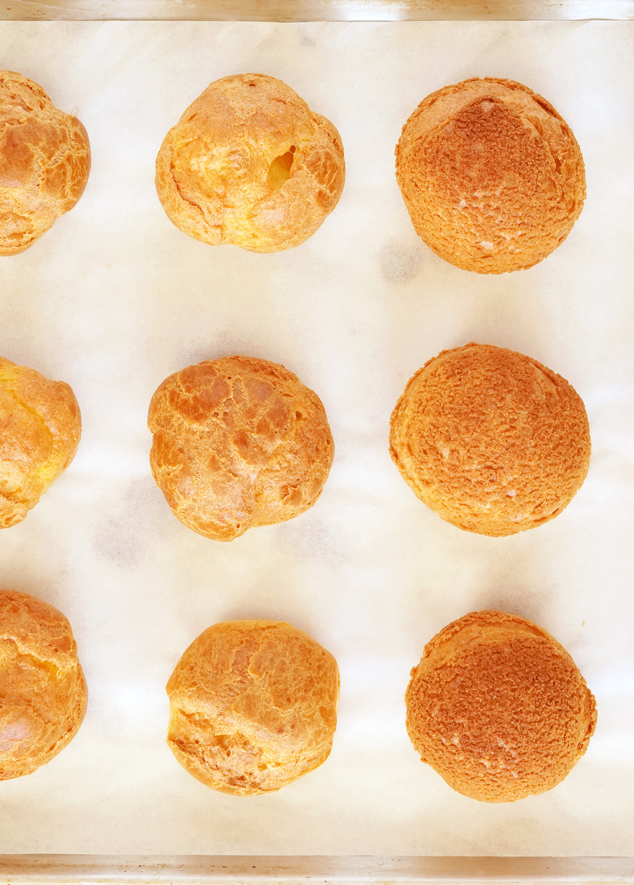 The difference between cream puffs made without craquelin (left) and with craquelin (right). // FoodNouveau.com