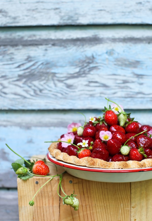 3-Ingredient Fresh Strawberry Pie by Simple Bites // FoodNouveau.com