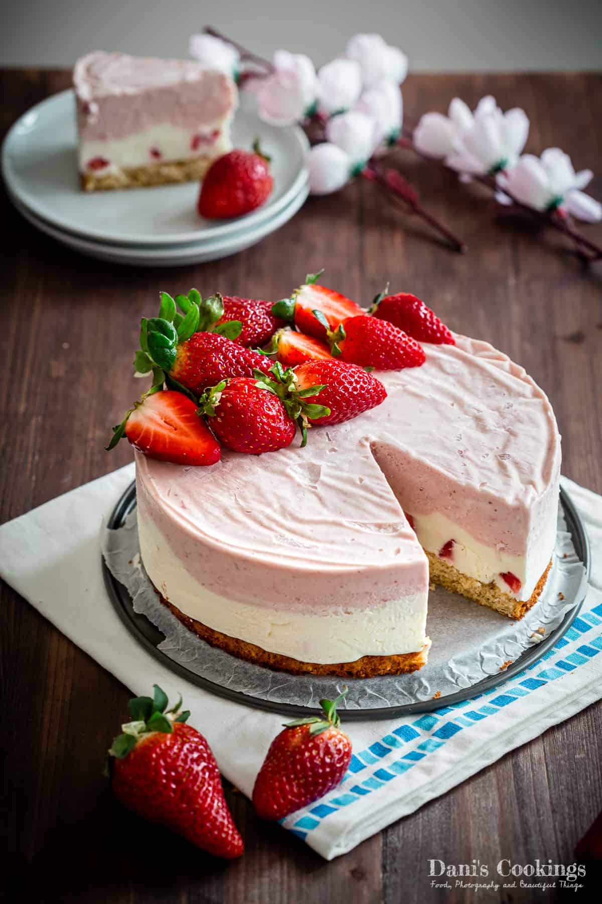 Strawberry Ice Cream Cake by Dani's Cookings // FoodNouveau.com