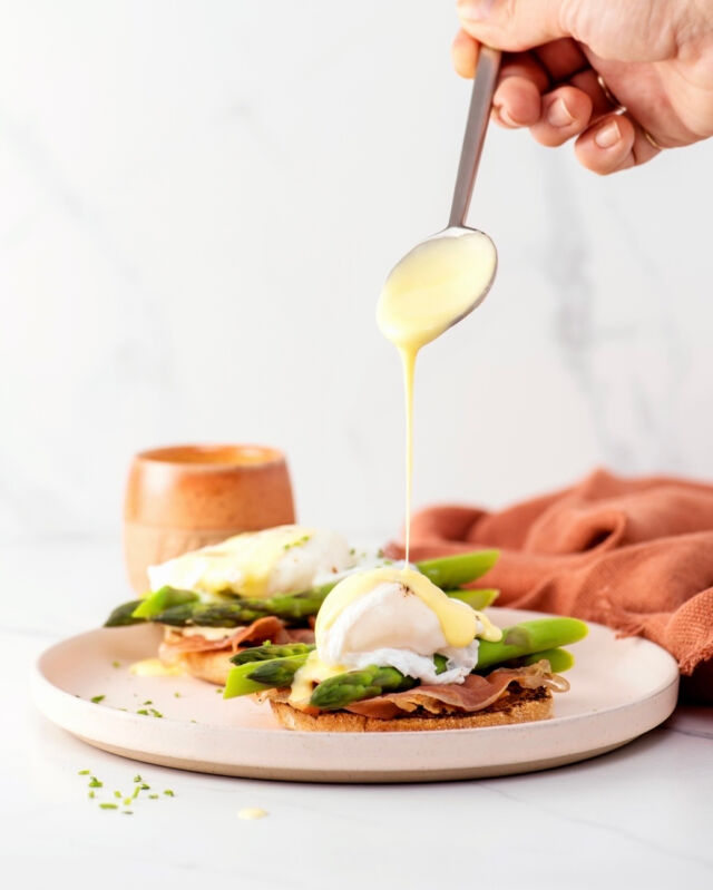 FOOLPROOF EGGS BENEDICT with Blender Hollandaise Sauce ✨​​​​​​​​
.​​​​​​​​
Along with crêpes, croissants, and pancakes, Eggs Benedict is undoubtedly a delicious, ubiquitous breakfast classic. I’d say Eggs Benedict should be named to the breakfast hall of fame! Runny eggs, rich sauce, salty ham, and the optional veggie on toasted bread: Eggs Benedict has everything you need to wake up your taste buds and start your day on a delicious note ☀️​​​​​​​​
.​​​​​​​​
While Eggs Benedict might be the most requested breakfast dish in restaurants, it can be an intimidating dish to make at home. The culprit: hollandaise sauce. Hollandaise is considered to be one of the five “mother sauces” of French cuisine, and it is made with egg yolks, melted butter, and lemon juice.​​​​​​​​
.​​​​​​​​
Luckily, for those shying away from making Eggs Benedict for any or all of these reasons, my recipe for both the hollandaise sauce and the Eggs Benedict assembly process is *FOOLPROOF*. I’ll show you how to make hollandaise sauce in a blender (in seconds!), I’ll provide tips on how to reheat the sauce properly (which means you can make it in advance!), I’ll guide you through the process of making poached eggs (including alternatives if you don’t like poached eggs!), and, finally, I’ll teach you how to assemble Eggs Benedict in front of your guests without breaking a sweat 💪🏼​​​​​​​​
.​​​​​​​​
Learning from all my tips and using my foolproof recipe, you’ll finally get to make foolproof Eggs Benedict at home, all while removing stress from the equation. Be warned that it can be a dangerous habit to acquire though: homemade Eggs Benedict is so delicious that you will probably want to make it a habit to start every weekend with the dish! 😍​​​​​​​​
.​​​​​​​​
Get my recipe for Foolproof Eggs Benedict through the link in my profile, or copy + paste:​​​​​​​​
https://foodnouveau.com/foolproof-eggs-benedict-with-blender-hollandaise/​​​​​​​​
Or DM me for the link!