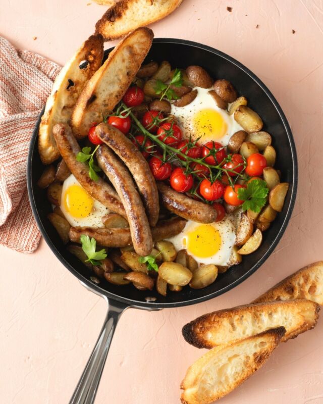 BREAKFAST SKILLET, anyone? 🍳
​​​​​​​​​.
Brunch is my favorite way to start the weekend on the right foot. At my house, weekend brunch has really been Saturday lunch for many years—with a little one, we wake up early-ish on weekends too, and so we have a quick breakfast soon after getting up to calm everyone's appetite. That then gives me time to plan brunch, and my favorite brunch dishes always showcase eggs 😍
.
I recently created this irresistible Breakfast Skillet for a client, @ferme_villoise, an organic farm that raises its animals with care and empathy. Their breakfast sausage is honestly the best I've ever eaten, so showcasing it in a dish worthy of the farm's exceptional products was my goal. My family fights over this skillet every time I make it, so I think my job is done 😇
.
Get the recipe for this Breakfast Skillet through the link in my profile—it's in French, but if you ask nicely through a DM, I'll gladly send you a quick translation. I wouldn't want anyone to miss out on the best weekend brunch! 🤗
.
Client: @ferme_villoise
Photographer: @catherinecote
Recipe + Styling: Moi 💁🏼‍♀️