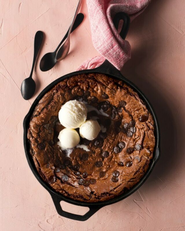 DOUBLE CHOCOLATE SKILLET COOKIE 💥​​​​​​​​
.​​​​​​​​
Grab a spoon and dig in: that's what I say when I serve this double chocolate skillet cookie at home. This treat is like a cross between a fudgy cookie and a super chocolatey brownie. I'm telling you: brownies are one of my favorite desserts and I've only made this skillet cookie (instead of brownies) since I perfected the recipe for a client! It's super easy to make, it's fun to eat, and it's 100% decadent 😍​​​​​​​​
.​​​​​​​​
Click the link in my profile to get the recipe for this irresistible Double Chocolate Skillet Cookie! Serve it warm from the oven for maximum gooeyness + topped with ice cream for maximum enjoyment 🙌🏼​​​​​​​​
You can also copy+paste: https://www.chocolatsfavoris.com/recipes/biscuit-geant-double-chocolat (the recipe is available in English 🙌🏼)​​​​​​​​
.​​​​​​​​
💡 BAKING TIP 💡 If you don't have a cast-iron skillet, you can use a baking dish, preferably a ceramic one that will attract and retain more heat than a regular aluminum baking dish.​​​​​​​​
OR you can simply divide the dough in 2 tbsp portions and bake individual cookies! I've done that more than once and the resulting fudgy cookies are absolutely heavenly 😇 
The baking time for individual cookies is about 10 minutes at 350°F—do not overbake or you'll lose that gooey goodness you deserve to be rewarded with 🤗​​​​​​​​
.​​​​​​​​
Client: @chocofavoris​​​​​​​​
Photographer: @catherinecote​​​​​​​​
Recipe + Styling: Moi 💁🏼‍♀️