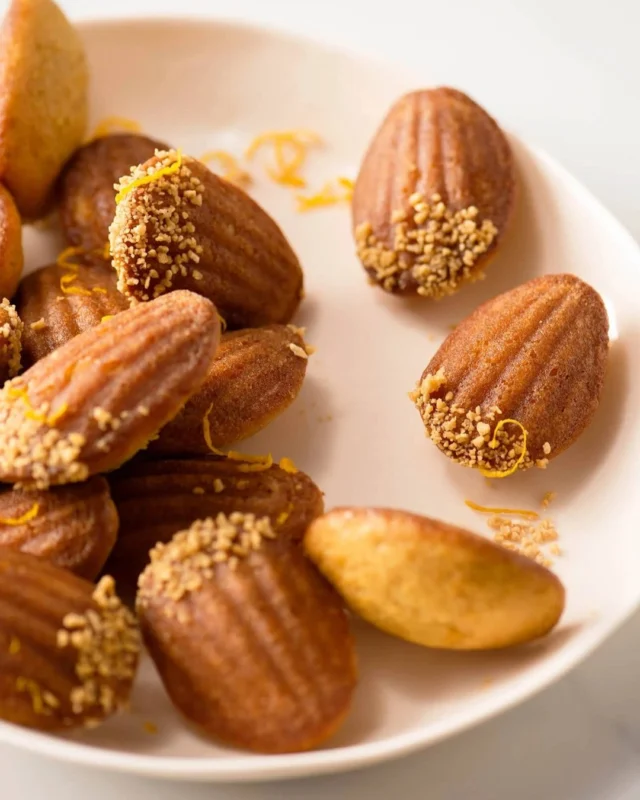 Orange Maple Madeleines ✨
.
Warm madeleines always seem to transport me to a French bakery. By adding maple to the mix, I like to think I've infused the madeleines with a bit of French-Canadian goodness and combined the best of both worlds 😍 These bites are buttery and tender, with an aromatic orange flavor and that gentle sweetness that makes you reach for another one without even thinking.
.
Madeleines are always best the day they’re baked, but they still make a very good next-day coffee companion. If you’re baking “just a small batch,” consider this your warning: they disappear fast.
.
Click the link in my profile to get my recipe for Orange Maple Madeleines, or comment RECIPE and I’ll DM it to you right away ❤️
.
https://foodnouveau.com/orange-maple-madeleines/
.
#madeleines #frenchbaking #maplerecipes #orangedessert #bakingathome