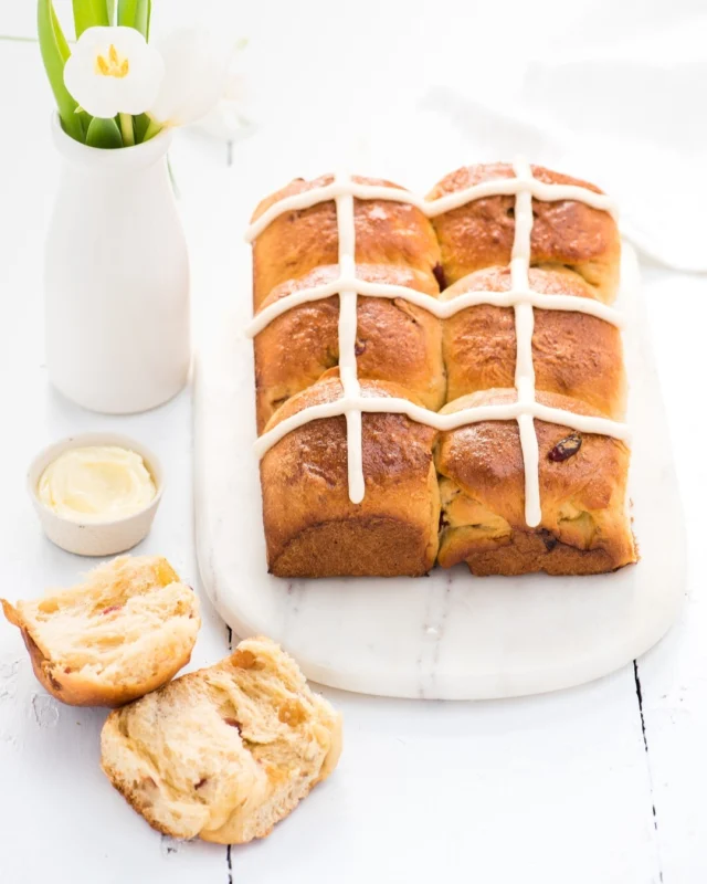Maple Hot Cross Buns with Dried Fruit
.
Hot cross buns are one of my favorite kinds of spring baking projects: soft, lightly sweet, and scented like comfort from the moment they hit the oven 😍  These are perfect for Easter brunch, but honestly, I’d make these anytime I want a warm bun with butter and a coffee on the side. Bake them fresh, or warm them up the next day—either way, they disappear fast 😏
.
Click the link in my profile to get my recipe for Maple Hot Cross Buns with Dried Fruit, or comment RECIPE and I’ll DM it to you right away 🐣
.
https://www.nutrilait.ca/en/recipes/maple-hot-cross-buns-with-dried-fruit
.
Client: @nutrilait
Photographer: @catherinecote 📸
Recipe + Styling: Moi 💁🏼‍♀️
.
🚨 Always open to collabs with new clients! If you’d like eye-catching, festive recipes like this for your brand, slide into my DMs asap! 🚨
.
#hotcrossbuns #easterbaking #maplebaking #breadbaking #springbaking