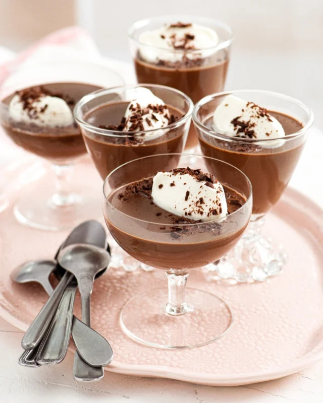 A tray of chocolate pots de crème = instant dinner-party confidence 👑
.
Pots de crème are rich, silky, and deeply chocolatey, somewhere between a custard and a pudding but more refined (and way more luxurious ✨)
.
They look fancy, but they’re basically the easiest way to serve a French dessert that makes people go "mmm" after the first spoonful 😏
.
Recipe link in bio (or comment RECIPE and I’ll DM it).
.
https://foodnouveau.com/how-to-make-french-chocolate-pots-de-creme/
#frenchdessert #chocolatelovers #makeaheaddessert #easyentertaining #dessertideas #stovetopdessert #nobake