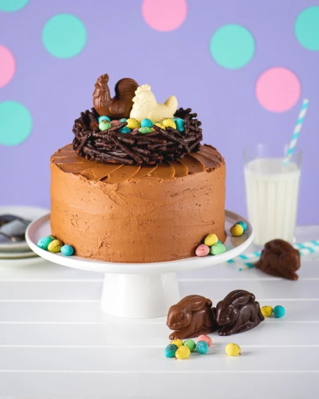 Double Chocolate Easter Cake w/ Crispy Nest
.
This double-chocolate Easter cake is for the people who take chocolate seriously 🍫🐣 Rich, fudgy layers, lots of deep cocoa flavor, and that crispy nest on top that makes the whole thing feel festive without getting fussy. It’s the kind of cake that looks like a showstopper on the table, but still feels approachable to make at home. Involve the kids! They'll love making the crispy nest: it looks fabulous but is really easy to make. The kitchen will end up messy, but the result will be worth it ❤️
.
Click the link in my profile to get my recipe for Double Chocolate Easter Cake with Crispy Nest, or comment RECIPE and I’ll DM it to you right away 🍫
.
Client: @chocolatsfavoris
Photographer: @catherinecote 📸
Recipe + Styling: Moi 💁🏼‍♀️
.
🚨 Always open to collabs with new clients! If you’d like eye-catching, festive recipes like this for your brand, slide into my DMs asap! 🚨
.
https://www.chocolatsfavoris.com/en/recipes/double-chocolate-easter-cake-and-its-crispy-nest
.
#easterdessert #chocolatecake #easterbaking #chocolatelovers #springdessert