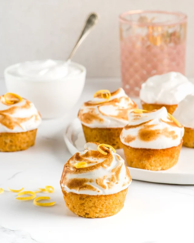 Lemon Meringue Cupcakes 💛
.
These lemon meringue cupcakes are my kind of spring dessert: bright, citrusy, and topped with a big, swirly meringue that you get to toast until it smells like caramelized lemon clouds 🍋🔥 The cake is tender, the lemon flavor actually shows up, and the whole thing feels celebratory without being heavy.
.
I created this recipe for the cookbook "Minçavi Sans Compromis." The book focuses on health-centric recipes, so think of these as a better-for-you cupcake—still a real treat, just a bit more sensible. The recipe isn’t online, but if you’re curious, ask in the comments and I’ll happily share the details 🤗
.
Client: @mincavi_bravodeli
Photographer: @catherinecote 📸
Recipe + Styling: Moi 💁🏼‍♀️
.
🚨 Always open to collabs with new clients! If you’d like bright, wholesome recipes like this for your brand, slide into my DMs asap! 🚨
.
#lemonmeringue #cupcakesofinstagram #springbaking #homemadecupcakes #dessertideas