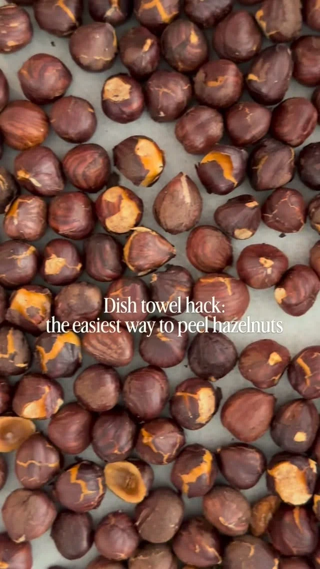Old-school and oddly satisfying: the towel rub hack is the easiest way to peel toasted hazelnuts 👌🏼
.
Discover my favorite way to use toasted hazelnuts through the link in my profile, or comment RECIPE and I’ll DM you the direct link to my Italian hazelnut cake recipe link right away!
.
https://foodnouveau.com/torta-di-nocciole-italian-hazelnut-cake/
.
#kitchenhacks #toastedhazelnuts #homebaking #oddlysatisfying #oddlysatisfyingvideo