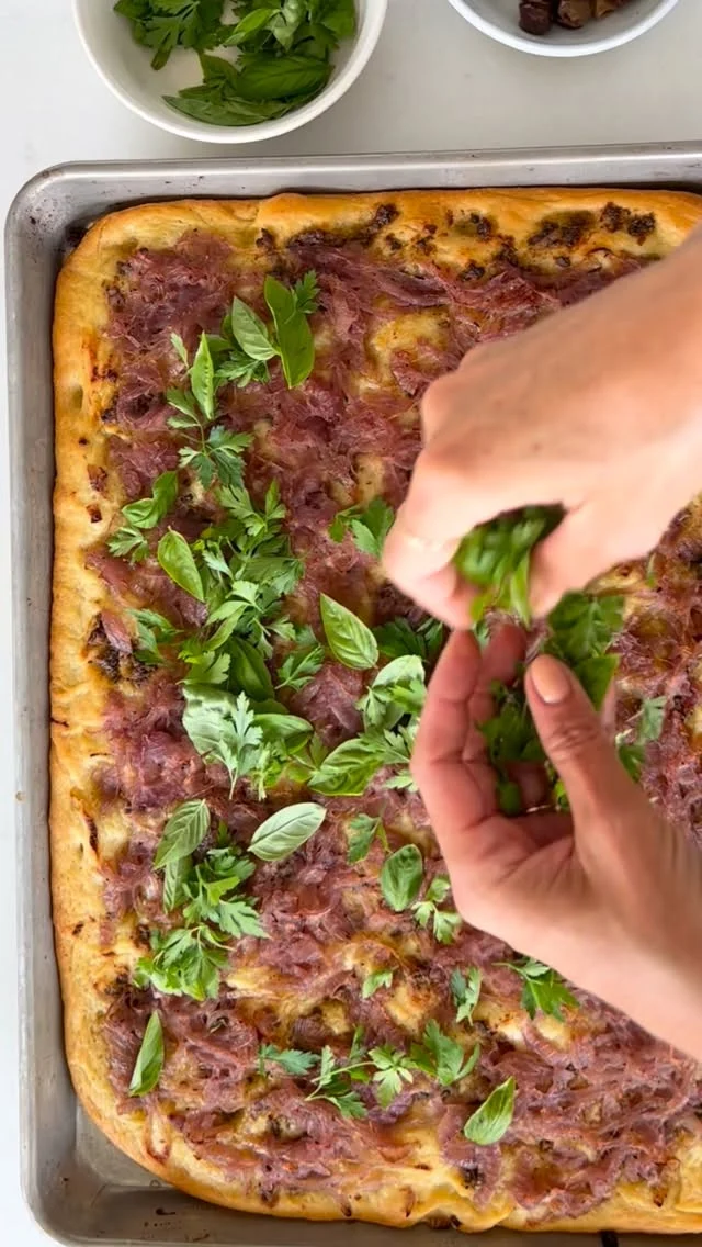 The prettiest finish for pissaladière: a generous shower of fresh herbs 🌿
.
I love this little twist because the herbs do more than make the tart look stunning. They bring a fresh, bright lift to all those deep, savory flavors: the sweet caramelized onions, briny olives, salty anchovies, and golden crust.
.
It’s still giving classic Provençal-apéro energy, just a little fresher and more colorful ✨
.
Get my recipe for Pissaladière through the link in my profile, or comment RECIPE and I’ll DM you the direct link right away!
.
https://foodnouveau.com/pissaladiere-provencal-flatbread/
.
#pissaladiere #frenchfood #mediterraneanfood #freshherbs #frenchbread