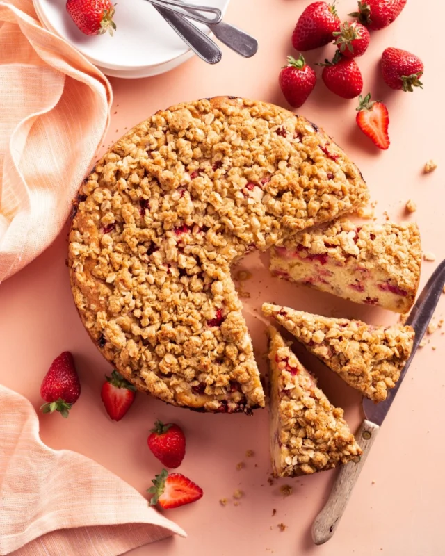 A strawberry-and-rhubarb cake is basically spring on a plate 🍓🌿 This one balances sweet berries with that tangy rhubarb bite, and the maple element rounds everything out with a warm, mellow sweetness that works so well with the fruit ✨
.
A couple of serving notes: it’s lovely served warm, and it’s even better with something creamy on the side—whipped cream, yogurt, or a scoop of vanilla gelato 😉
.
Click the link in my profile to get my recipe for “Strawberry & Rhubarb Maple Cake”, or comment RECIPE and I’ll DM it to you right away 🍓
https://fraisesetframboisesduquebec.com/recettes/gateau-fraises-et-rhubarbe-a-lerable/
.
Client: @lesfraichesduquebec
Photographer: @catherinecote 📸
Recipe + Styling: Moi 💁🏼‍♀️
.
🚨 Always open to collabs with new clients! If you’d like eye-catching, festive recipes like this for your brand, slide into my DMs asap! 🚨
.
#strawberrycake #rhubarbrecipes #springdessert #maplesyrup #strawberryseason