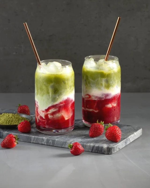 If you love matcha and you love strawberries, this iced latte is about to become your warm-weather obsession 🍓🍵 Creamy, lightly sweet, and super refreshing—it’s the kind of drink that looks like it came from the cute café of your dreams, but you can make it at home in minutes 💁🏼‍♀️
.
Pro tip: whisk the matcha with a little warm water first to make it smooth (no clumps, no weird floaties), then build the drink over lots of ice. If your strawberries are super ripe, you won’t need much sweetener at all—let the fruit do the work 💪🏼
.
Click the link in my profile to get my recipe for Iced Strawberry Matcha Latte, or comment RECIPE and I’ll DM it to you right away 🍓
.
Client: @fraisesetframboisesduquebec
Photographer: @catherinecote 📸
Recipe + Styling: Moi 💁🏼‍♀️
.
🚨 Always open to collabs with new clients! If you’d like eye-catching, festive recipes like this for your brand, slide into my DMs asap! 🚨
.�https://fraisesetframboisesduquebec.com/recettes/matcha-latte-glace-a-la-fraise/
.
#matchalatte #icedmatcha #strawberryseason #homemadedrinks #matchatea