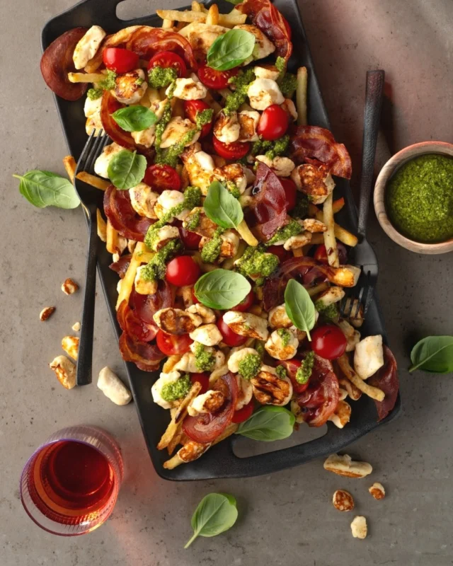 Poutine… but make it summery 🍅🧀 This Caprese version is what happens when crisp fries meet squeaky cheese curds and a bright, tomato-forward twist that feels a little more sunny happy hour than late-night snack—but honestly, it works for both 👌🏼
.
Pro poutine tips: Here are easy ways to make this one extra tasty. Make sure all your components are ready when you take the fries out of the oven; warm the sauce until it’s piping hot, and add the fresh elements right before serving so everything stays vibrant. This poutine salty, saucy, fresh, and ridiculously satisfying.
.
Click the link in my profile to get my recipe for Caprese Poutine, or comment RECIPE and I’ll DM it to you right away 😏
.
Client: @fromagesbergeron
Photographer: @catherinecote 📸
Recipe + Styling: Moi 💁🏼‍♀️
.
🚨 Always open to collabs with new clients! If you’d like eye-catching, festive recipes like this for your brand, slide into my DMs asap! 🚨
.
https://fromagesbergeron.com/en/blogs/poutine/poutine-caprese
.
#poutine #cheesecurds #comfortfood #summerfood #easyrecipes