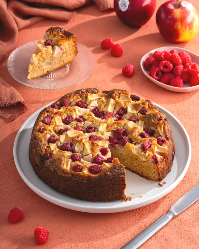 Raspberries, apples, and cardamom make a lovely trio for a soft, simple cake 🍎 The raspberries bring brightness, the apples keep the crumb moist, and the cardamom adds a warm note that makes topping a slice with ice cream mandatory 😏
.
This is a great cake for brunch, afternoon coffee, or a picnic. It’s also a smart recipe for raspberry season because the fruit gets baked right in, so every slice has little pockets of berry goodness 💕
.
Click the link in my profile to get my recipe for Raspberry, Apple, and Cardamom Cake, or comment RECIPE and I’ll DM it to you right away. The recipe is in French, but if you ask nicely, I'll be happy to pass a translation over to you! 🤗
.
Client: @fraisesetframboisesduquebec + @pommesqualitequebec
Photographer: @catherinecote 📸
Recipe + Styling: Moi 💁🏼‍♀️
🚨 Always open to collabs with new clients! If you’d like eye-catching, festive recipes like this for your brand, slide into my DMs asap! 🚨
.
https://fraisesetframboisesduquebec.com/recettes/moelleux-aux-framboises-pommes-et-cardamome/
.
#raspberrycake #raspberryrecipes #applecake #cardamom #summercake