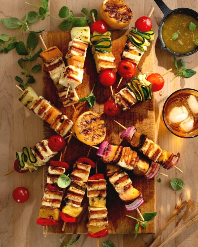 Mini grilled cheese skewers are made for late-summer apéro season 🧀 Golden, melty, and easy to grab with one hand while the other is busy holding a glass of something cold 😏 I love serving them when friends are over because they’re casual, a little nostalgic, and very good at disappearing from the platter 🫥
.
Serve these skewers warm so the cheese stays soft and slightly gooey, and pair them with something fresh or tangy on the side to cut through the richness. A few pickles, tomatoes, olives, or a crunchy salad all work beautifully 👌🏼
.
Click the link in my profile to get my recipe for Mini Grilled Cheese Skewers, or comment RECIPE and I’ll DM it to you right away 🧀
.
Client: @fromagesbergeron
Photographer: @catherinecote 📸
Recipe + Styling: Moi 💁🏼‍♀️
🚨 Always open to collabs with new clients! If you’d like eye-catching, festive recipes like this for your brand, slide into my DMs asap! 🚨
.
https://fromagesbergeron.com/en/blogs/starters-and-hors-doeuvres/mini-grilled-cheese-skewers
.
#grilledcheese #cheeselover #appetizerideas #aperotime #summersnack