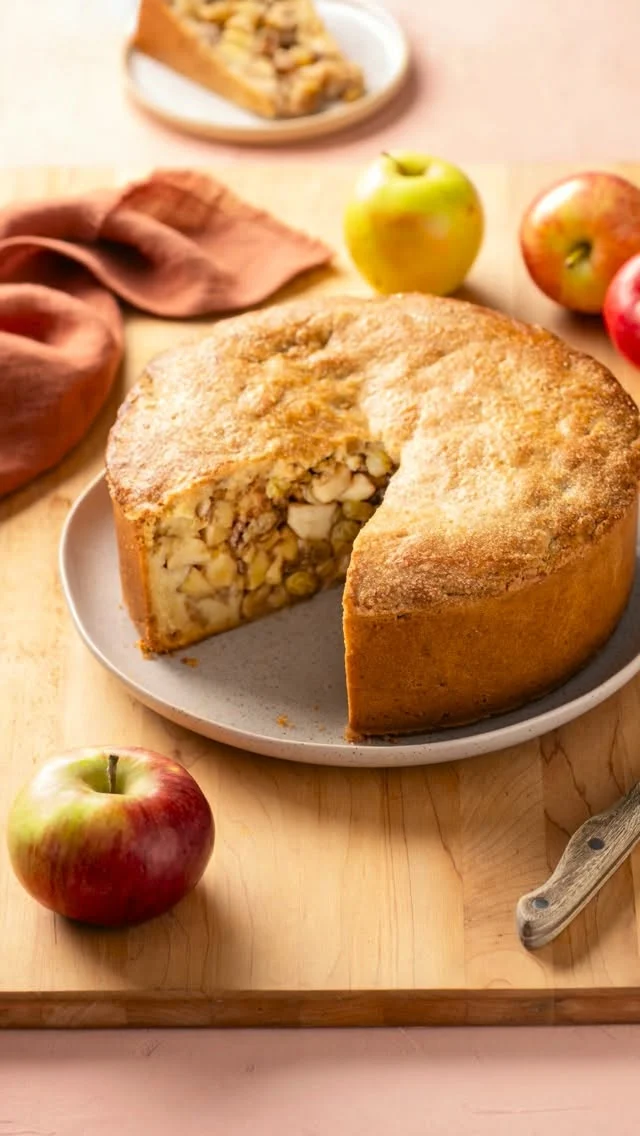 Yes, the apples really should be piled that high 👀 A deep Dutch apple pie needs a generous mound because the apples soften and settle dramatically as they bake.
.
When making this incredibly apple dessert, pack apples in evenly and let the finished pie cool fully before slicing if you want clean, towering wedges 👌🏼
.
Click the link in my profile for the full Deep-Dish Dutch Apple Pie recipe/guide, or comment RECIPE and I’ll DM it to you right away! 😘🍎
.
https://foodnouveau.com/dutch-apple-pie-winkel/
.
#applepie #appleseason #appledessert #dutchapplepie #weekendbaking