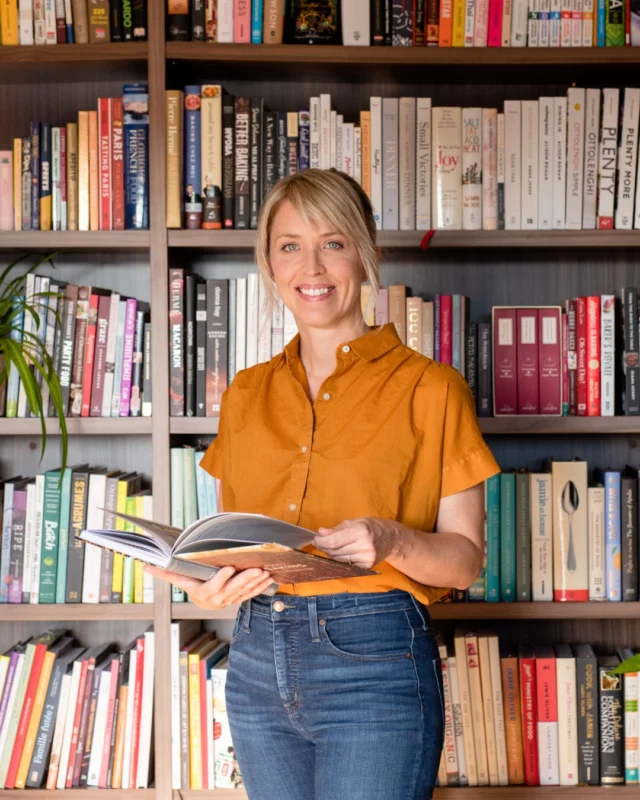 These shelves are where half my ideas start—and where I lose an embarrassing amount of time “looking something up,” only to end up reading three cookbooks 😅
.
Some are books I cook from constantly, some are travel souvenirs, some are there because I admire the photography or design, and some have been with me long enough that they’re basically part of the furniture. Between recipe development, food styling, and writing my own cookbooks, I still love seeing how another cook explains a dish on paper. I also cook a lot from online sources, but in my book-loving heart, nothing beats flipping through a beautiful cookbook.
.
I’m curious: do you still cook from physical cookbooks, or are you almost entirely digital now?
.
#cookbooks #recipedeveloper #foodwriter #foodblogger #behindthescenes