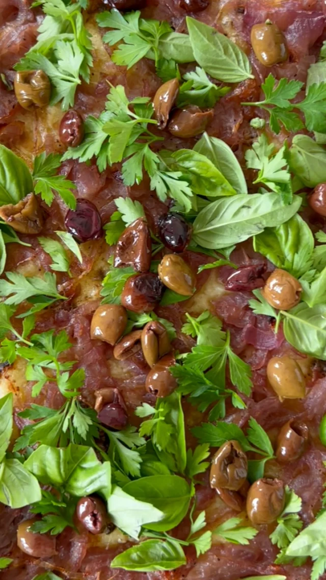 If you love caramelized onions, wait until you try Pissaladière 🇫🇷 My crisp Provençal flatbread is unapologetically savory, with a very generous layer of sweet onions, salty olives, an incredibly flavorful anchovy-based condiment, and a shower of fresh herbs on top. It’s excellent with a glass of crisp wine. What’s not to like? 😇
.
Get my Pissaladière recipe through the link in my profile, or comment RECIPE and I’ll send it your way ✨
.
https://foodnouveau.com/pissaladiere-provencal-flatbread/
.
#pissaladiere #frenchcooking #provencefood #flatbread #frenchrecipes